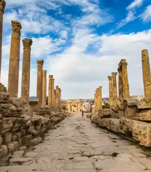 آثار جرش الرومانية في الأردن – رحلة سياحية مع سحر الطبيعة