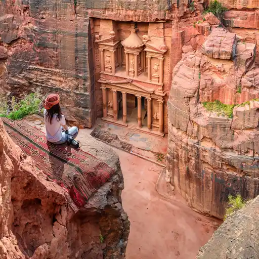 رحلة سياحية إلى البترا – عرض الخزنة الأثرية في المدينة الوردية، الأردن