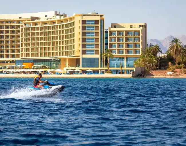 شاطئ العقبة والبحر الأحمر في الأردن – رحلة سياحية مع سحر الطبيعة